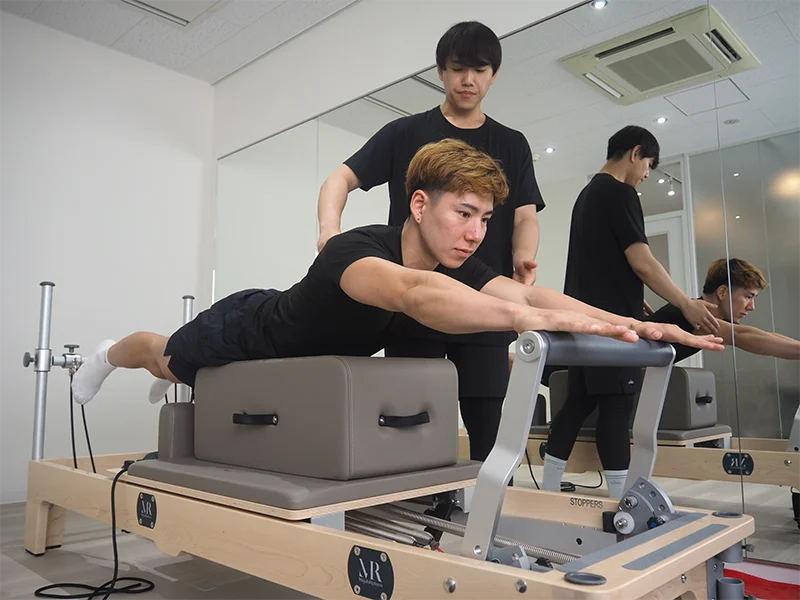 ピラティスで姿勢と身体のバランスを整える様子